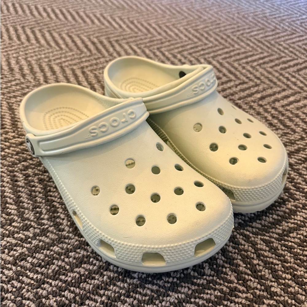 Crocs Classic Clog in Light Green